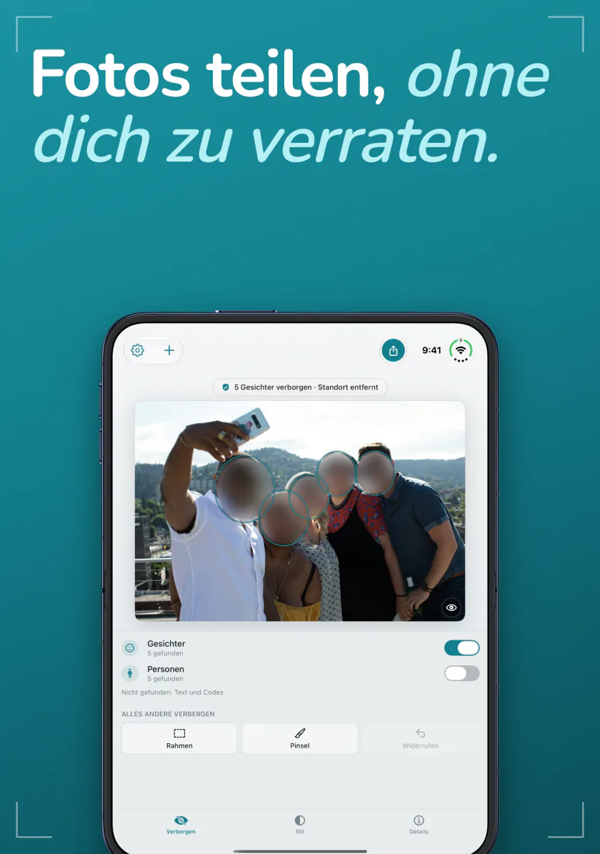 Frost auf dem iPhone Duo mit einem Gruppenselfie, die Gesichter weichgezeichnet und der Standort entfernt