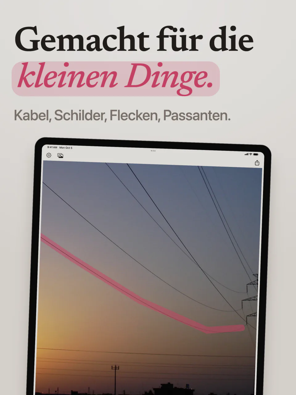 Mend auf dem iPad mit einem pinken Strich entlang einer Stromleitung vor dem Abendhimmel