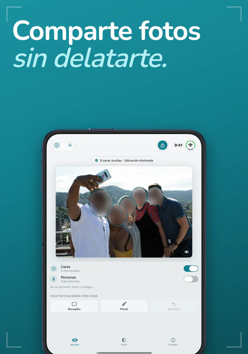 Frost en iPhone Duo con un selfie de grupo, las caras desenfocadas y la ubicación eliminada